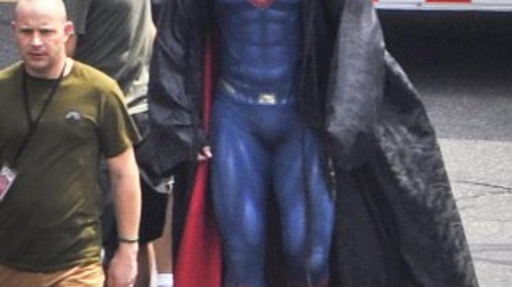Henry Cavill pręży mięśnie w stroju Supermana