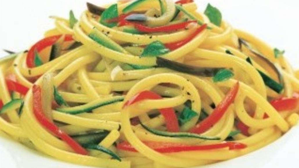 Neapolitańskie przysmaki - bucatini z warzywami