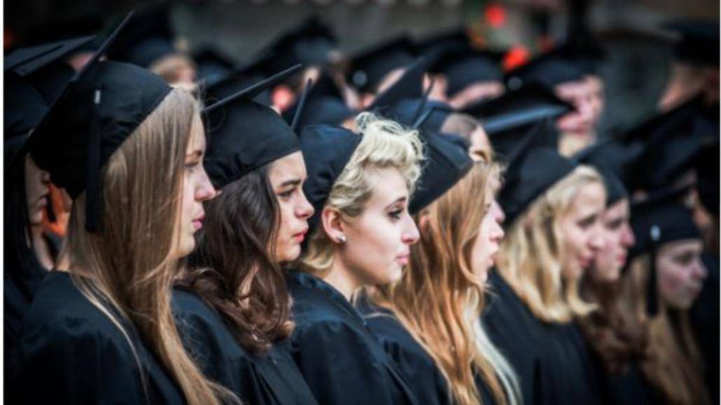Badanie: Ukończenie studiów nie czyni nas szczęśliwszymi ludźmi