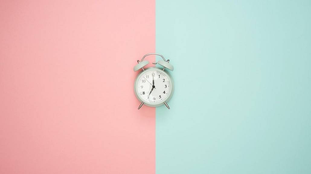 Kiedy przestawiamy zegarki godzinę do przodu w 2021 r.?