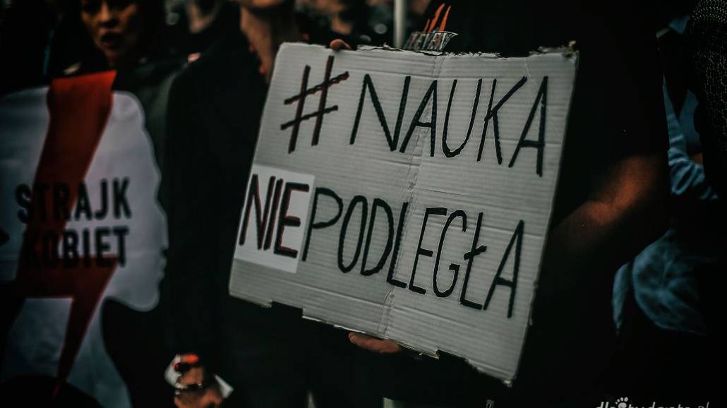 Zobacz zdjęcia z protestu studentÃłw pod Instytutem Filologii Polskiej UWr!