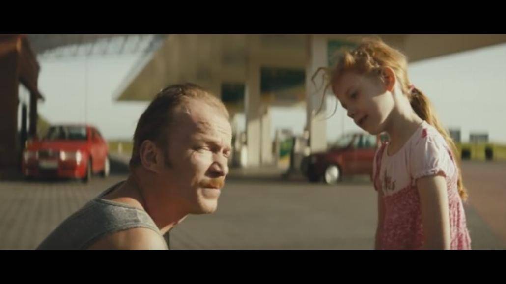 Eryk Lubos w roli "Samotnego taty" w nowym klipie Marii Peszek[WIDEO]