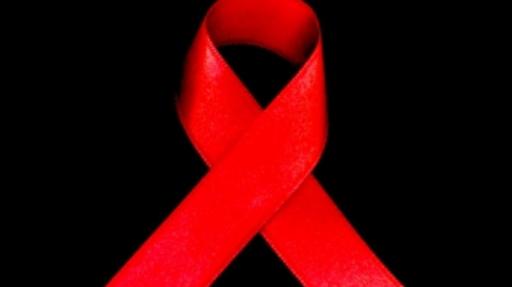 фотосессия с красной лентой. подарок спид. лента красная. символ вич. ленточка вич.