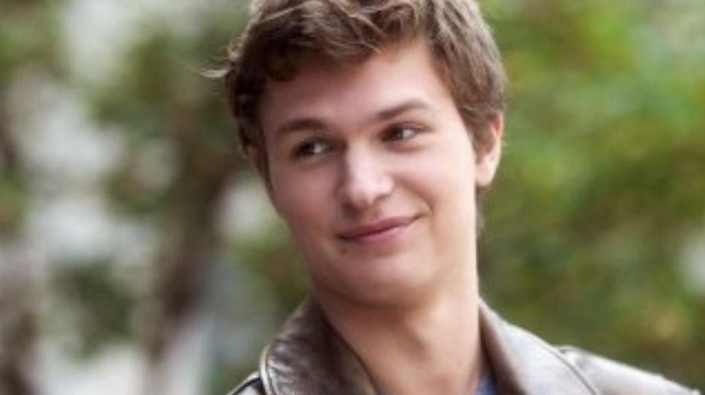 Ansel Elgort bezradny w dobie internetu