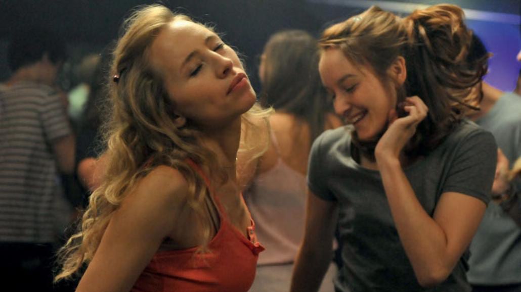 "Seksualny niepokój jak u Almodovara". Nowy film Ozona w polskich kinach