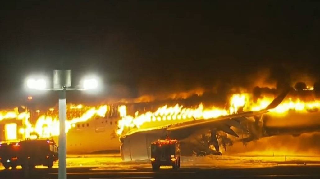 Samolot zapłonął na pasie startowym. 5 osÃłb zginęło [WIDEO]