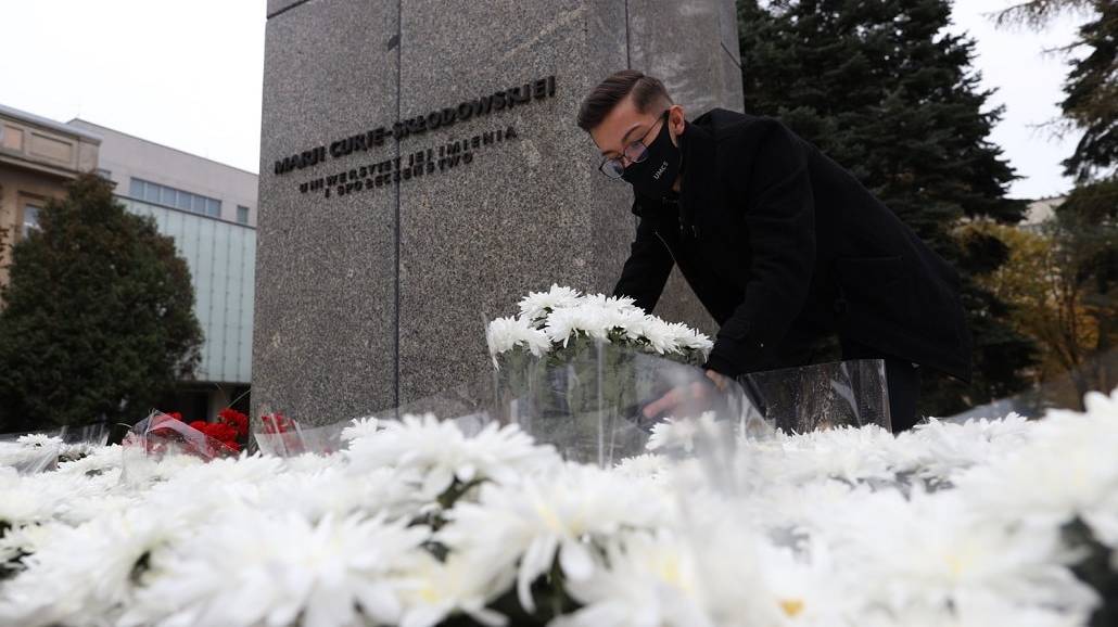 Władze UMCS zapewniły pomoc dla sprzedawców kwiatów na cmentarzach