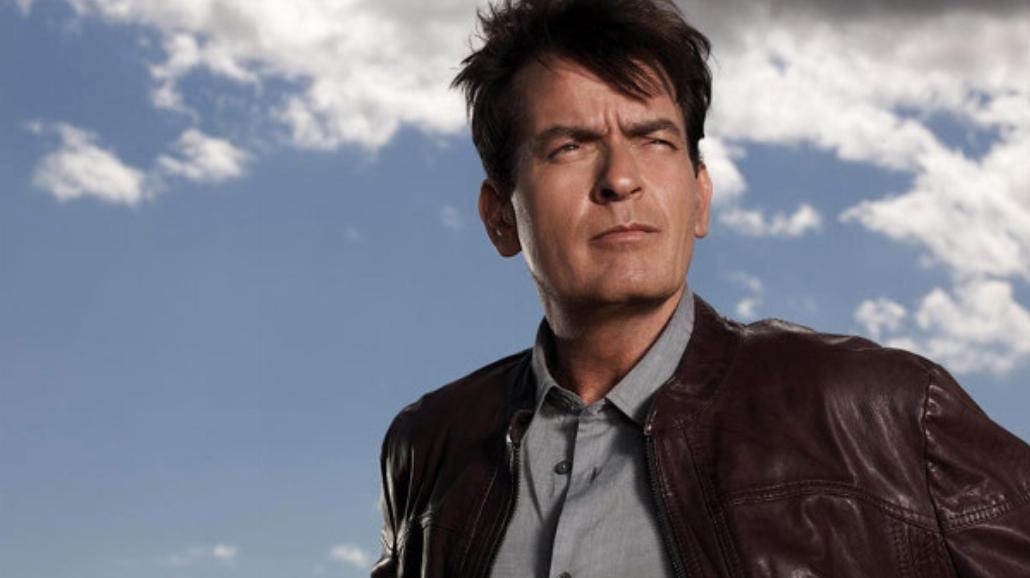 Charlie Sheen i Woopi Goldberg w windzie World Trade Center