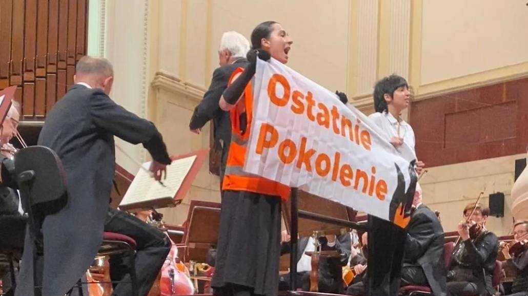 Aktywistki wtargnęły na scenę Filharmonii Narodowej podczas koncertu [WIDEO]