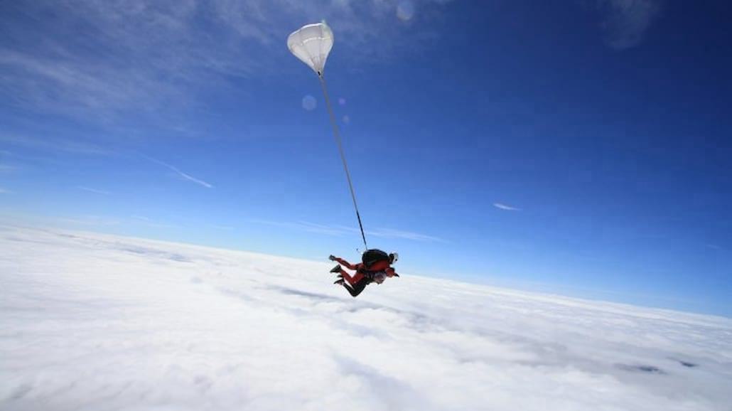 Czym są skoki spadochronowe w tandemie?