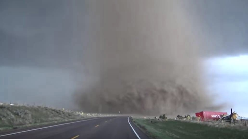 Olbrzymie tornado w USA! Wstrząsające nagranie [WIDEO]