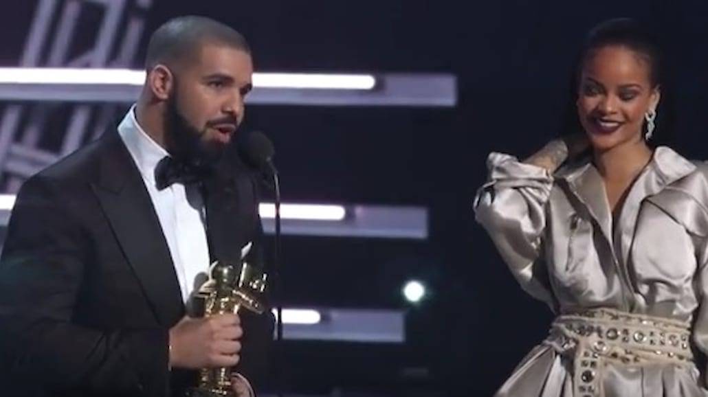 Drake wyznał na scenie miłość Rihannie! [WIDEO]