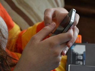 Zakaz korzystania z telefonów we francuskich szkołach - przepis, uchwała, używanie smartfonów, zaostrzenie