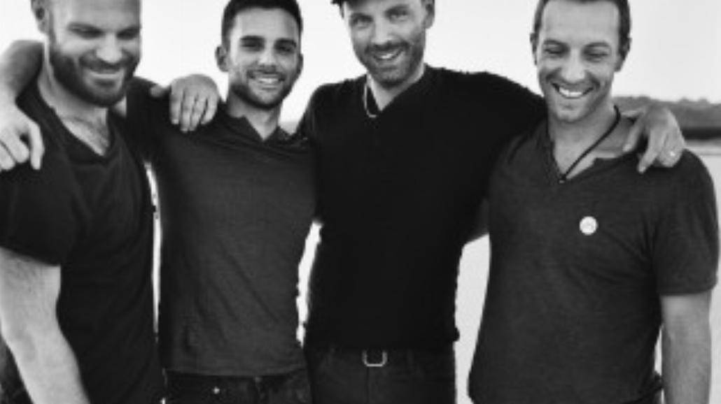 Ogromny Chris Martin w nowym teledysku Coldplay