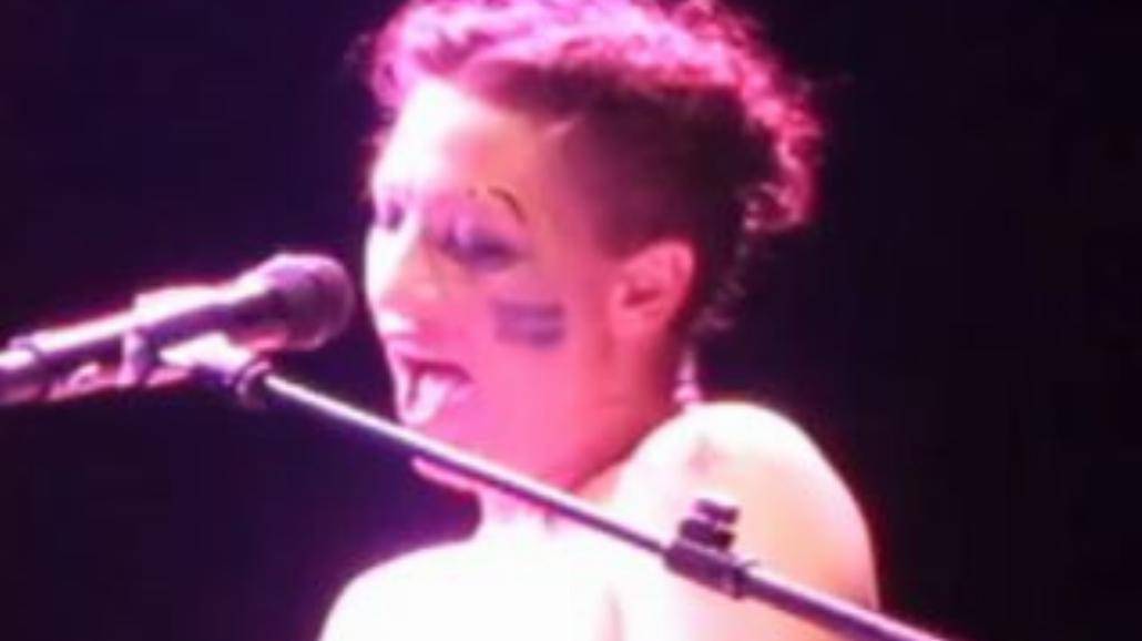 Amanda Palmer nago na scenie (WIDEO +18)