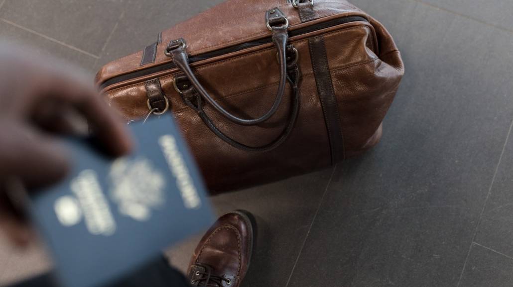 Torba i paszport na lotnisku