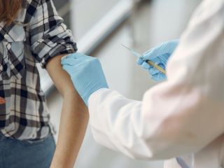 Czy szczepienia przeciw COVID-19 chronią nas przed mutacją Delta? - Mutacja Delta, szczepienia, zakażenia koronawirusem