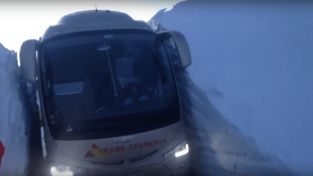 Szczelina, przez ktÃłrÄ… przejechaÅ‚ autokar, byÅ‚a bardzo wÄ…ska.