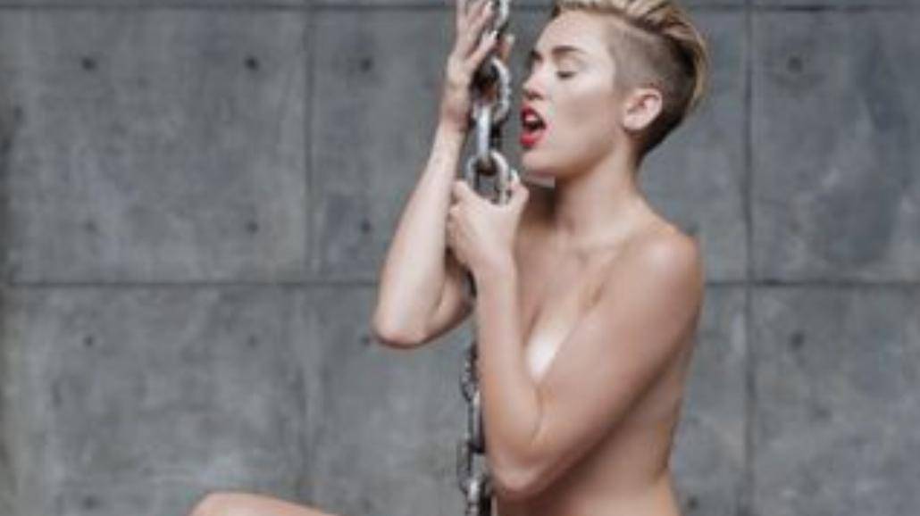 Miley Cyrus naga w klipie "Wrecking Ball" (WIDEO)