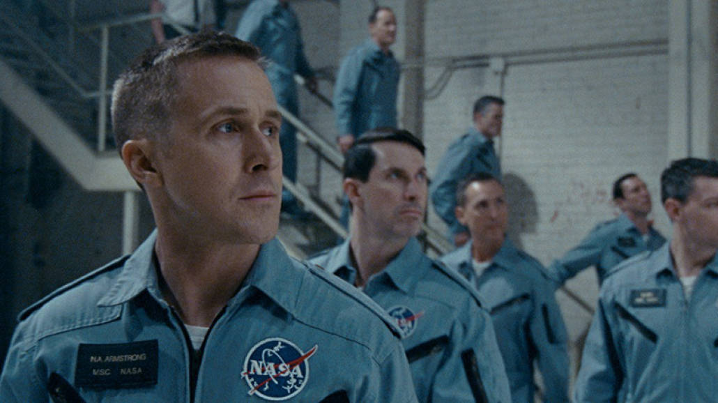 Ryan Gosling jako Neil Armstrong w filmie 